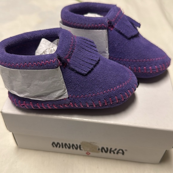 NIB Minnetonka ๐ Riley Bootie purple moccasin infant size 2 - Picture 5 of 14